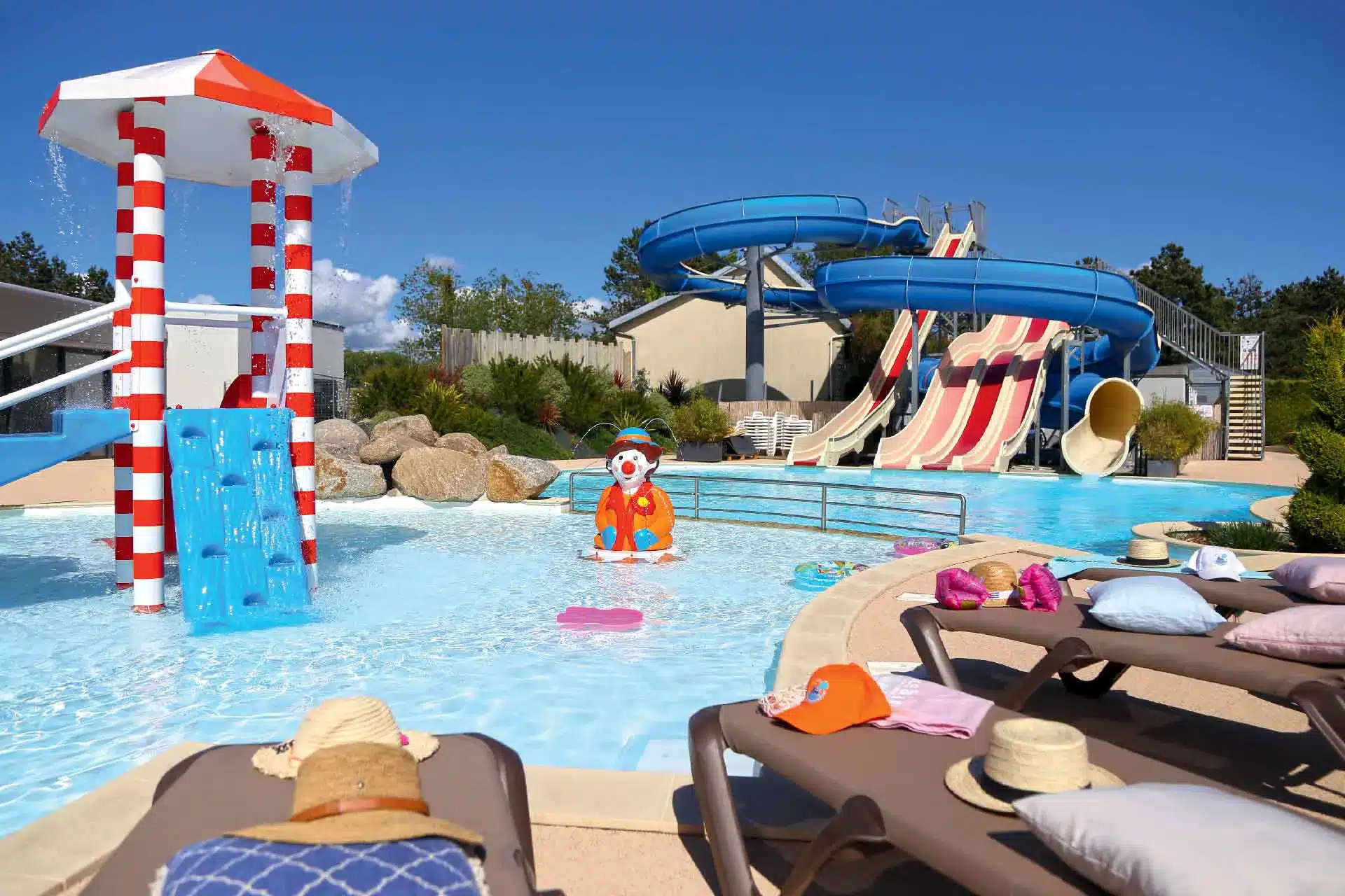 Espace aquatique d’un camping pas cher avec piscine couverte et grands toboggans.